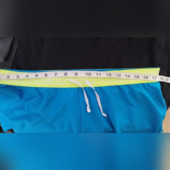 Under Armour Heat Gear Running Shorts - Picture 14 of 15
